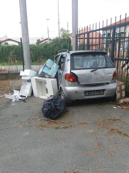MONCALIERI - Rifiuti e auto abbandonata in strada Mongina: il degrado che fa arrabbiare i residenti