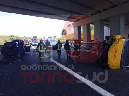 ORBASSANO - Incidente sulla Torino-Pinerolo: scontro auto-furgone, sei feriti portati in ospedale - FOTO