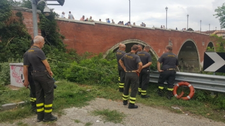 MONCALIERI - Uomo scompare nelle acque del Po: ricerche in corso da parte dei sommozzatori