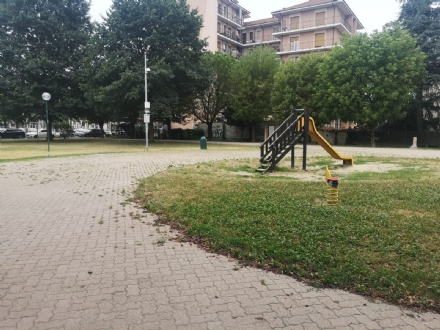 CARMAGNOLA - In attesa dei lavori, al parco delle Poste via le panchine per evitare bivacchi