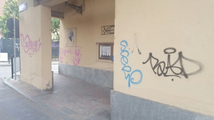 NICHELINO - Vandalizzato l'arco di via Stupinigi, restaurato dai volontari
