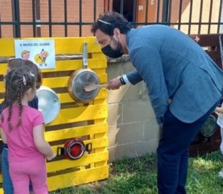 MONCALIERI - I bambini della Chaplin costruiscono giochi con materiale di recupero