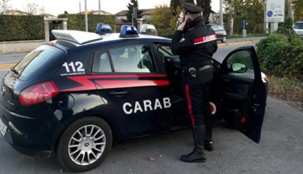 MONCALIERI - Perde il controllo della macchina e si schianta contro altre auto parcheggiate