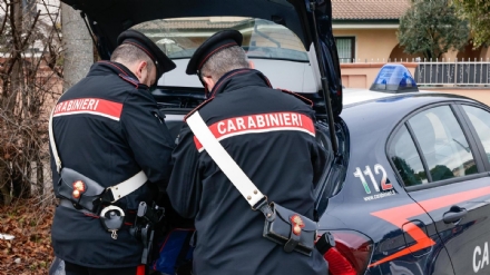 MONCALIERI - Prima devasta l'alloggio dove abita con la compagna e poi la minaccia con una scacciacani