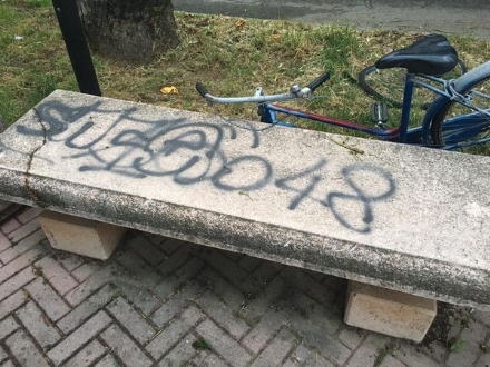 VINOVO - Atti vandalici a panchine e biciclette