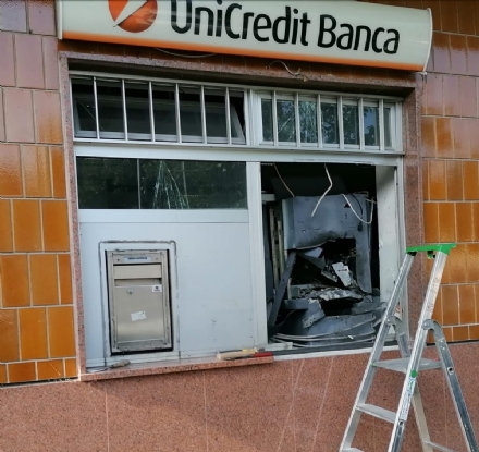 LA LOGGIA - Esplode il bancomat dell'Unicredit, ma i ladri vanno via a bocca asciutta