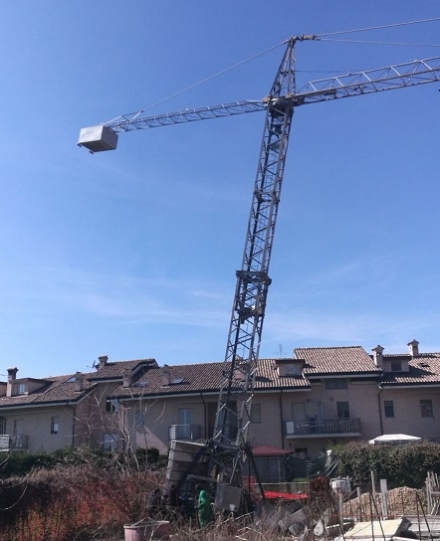 NICHELINO - Gru rischia di precipitare sulle case, paura in via Boccaccio