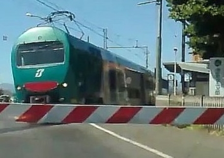 NICHELINO - Tenta di uccidersi camminando sui binari: il treno si ferma in tempo