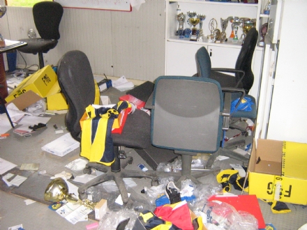LA LOGGIA - Devastato il campo di calcio di via Carpeneto