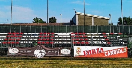 CANDIOLO - Nuovo look per il campo sportivo con la tribuna biancorossa