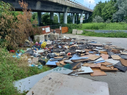 MONCALIERI - Discarica abusiva a Barauda data alle fiamme