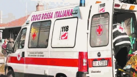 MONCALIERI - Paura per un ciclista colpito da un autobus in via Sestriere