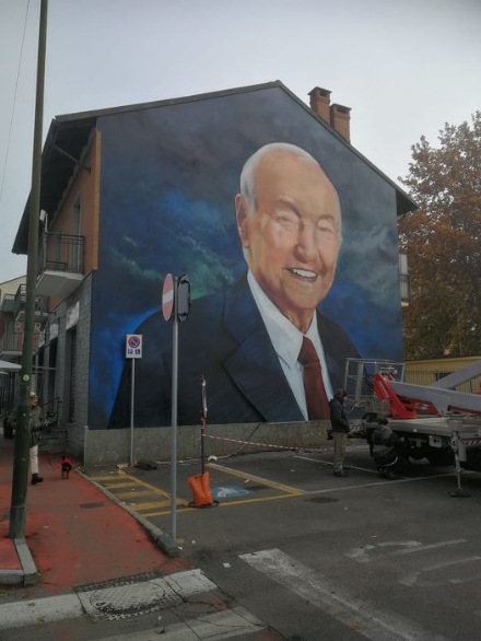NICHELINO - In dirittura d'arrivo il murales su Piero Angela in via Torino. 'Like' social del figlio Alberto