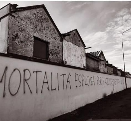 CARMAGNOLA - Muro di cinta del cimitero di Casanova imbrattato dai novax