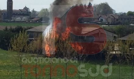 CARMAGNOLA - A fuoco un deposito di attrezzi nella zona di via Roma
