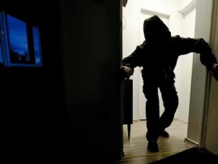 RIVALTA - Rubano le chiavi di casa dalla macchina e portano via soldi e preziosi