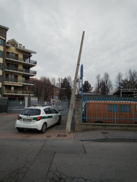 NICHELINO - Cede il palo del telefono in zona Colombetto: la polizia locale evita guai