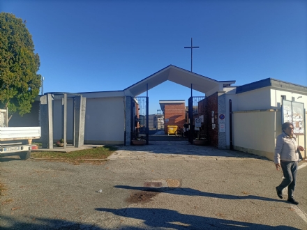 BEINASCO - Razzia di vasi al cimitero: il Comune li ricompra tutti a spese proprie