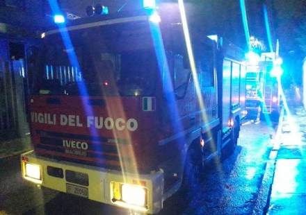 NICHELINO - Auto in fiamme in via Rondò Bernardo, intervento dei vigili del fuoco