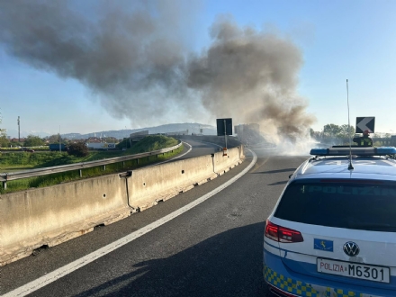 LA LOGGIA - Auto in fiamme allo svincolo di uscita dalla tangenziale: intervento di polizia e pompieri