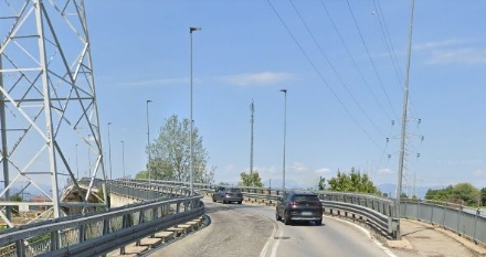 NICHELINO - L'asfalto del sovrappasso Scarrone è un colabrodo e fioccano le proteste