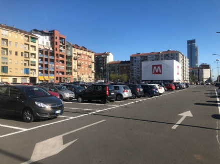 MONCALIERI - Tracciati i parcheggi gratuiti in piazza Bengasi vicino la metro