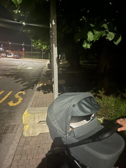 MONCALIERI - Cartelli elettorali sui marciapiedi: 'E come passiamo con passeggini o carrozzine?'