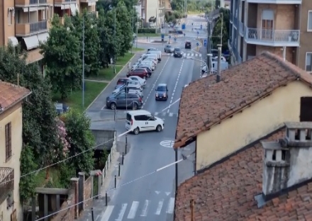 CARMAGNOLA - La rotondina disegnata in via Chiffi ignorata da tanti automobilisti: 'Rivedere la decisione'