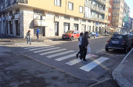 MONCALIERI - Investe una donna e poi l'abbandona davanti al portone di casa