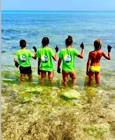 VINOVO - I ragazzini della eco gang in azione anche in vacanza, sulle spiagge della Sicilia