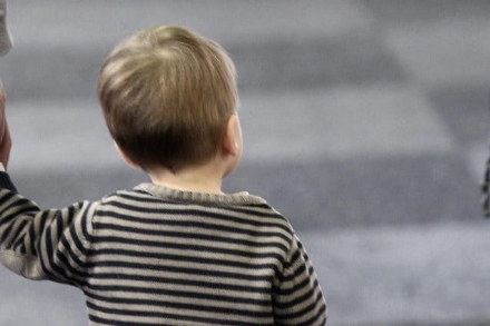 VINOVO - Lascia il bambino di due anni in casa da solo e viene denunciato