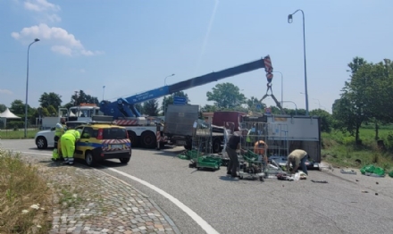 MONCALIERI - Si ribalta camion carico di frutta: corso Savona chiuso per le operazioni di soccorso