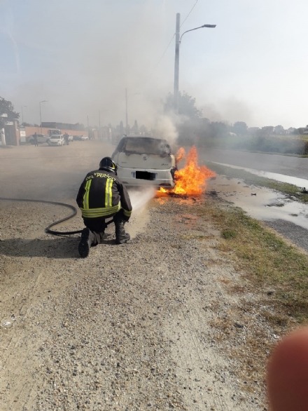CARMAGNOLA - L'auto prende fuoco mentre viaggia, paura in via Braida