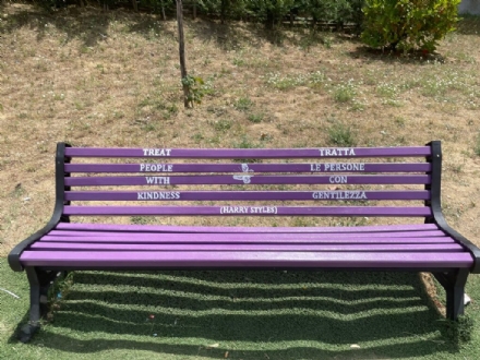 ORBASSANO - Un percorso della gentilezza con panchine lilla