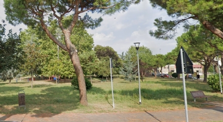 NICHELINO - Nuova area cani nel giardino di via Trento: la decisione spacca il quartiere
