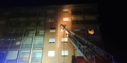 ORBASSANO - Incendio in un appartamento in via Gramsci: palazzina evacuata
