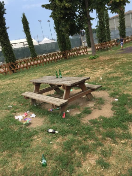 CANDIOLO - I vandali trasformano il parco giochi in immondezzaio