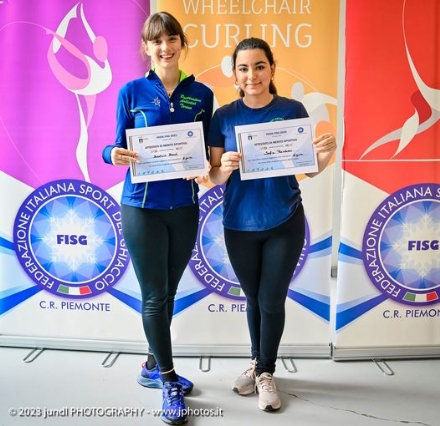 MONCALIERI - Due giovani atlete di pattinaggio protagoniste nei campionati nazionali di categoria