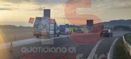 MONCALIERI - Incidente sul raccordo: motociclista ferito