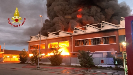 DISASTRO A BEINASCO - A fuoco il capannone di un'azienda di riciclaggio plastica: paura per l'inquinamento ambientale - FOTO