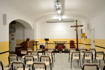 PIOSSASCO - Chiesa non agibile per lavori, la Messa si fa nel seminterrato