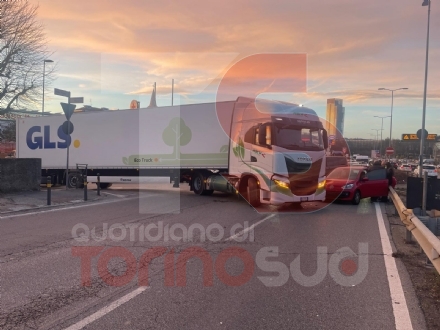 MONCALIERI - Scontro tir-auto in corso Trieste, traffico in tilt