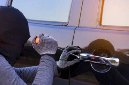 RIVALTA - Rubano un furgone ma si schiantano contro delle auto in sosta e fuggono a piedi