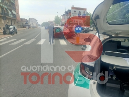 NICHELINO - Brutto incidente in via Giusti, Fiat 600 si schianta contro un palo