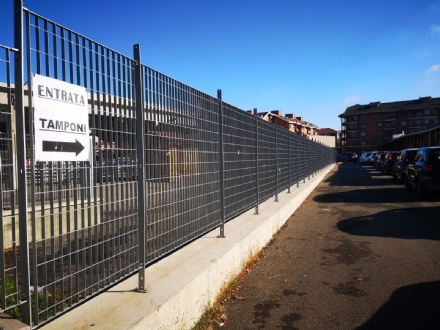 CARMAGNOLA - Il lungo serpentone di auto per i tamponi: oltre un'ora di coda in piazza Italia