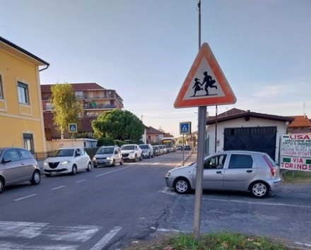 CARMAGNOLA - Il cantiere di via Chieri provoca il blocco della circolazione su via Torino