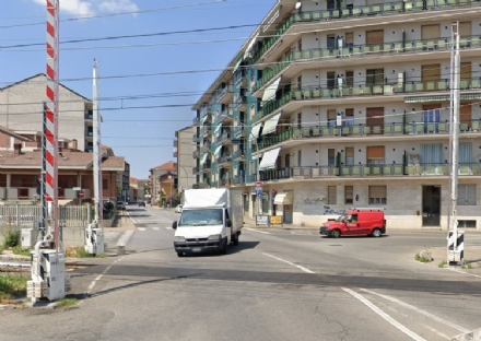NICHELINO - Le sbarre del passaggio a livello non si chiudono: ennesimo guasto in via Giusti