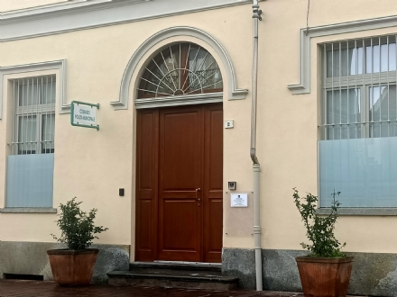 NICHELINO - Sorpassa dove non deve e nel prendere la targa i vigili scoprono che non è assicurato