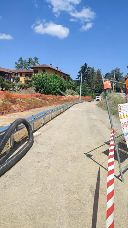 TROFARELLO - La ditta posa il nuovo guard rail ma recide i cavi elettrici e la corrente salta