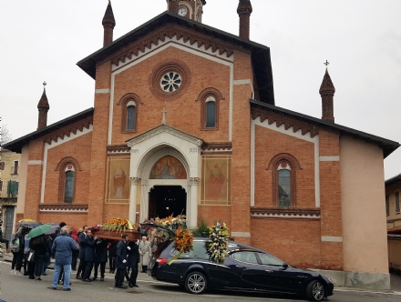 RIVALTA  -  Una folla silenziosa per l'ultimo saluto al giornalista Mauro Pianta